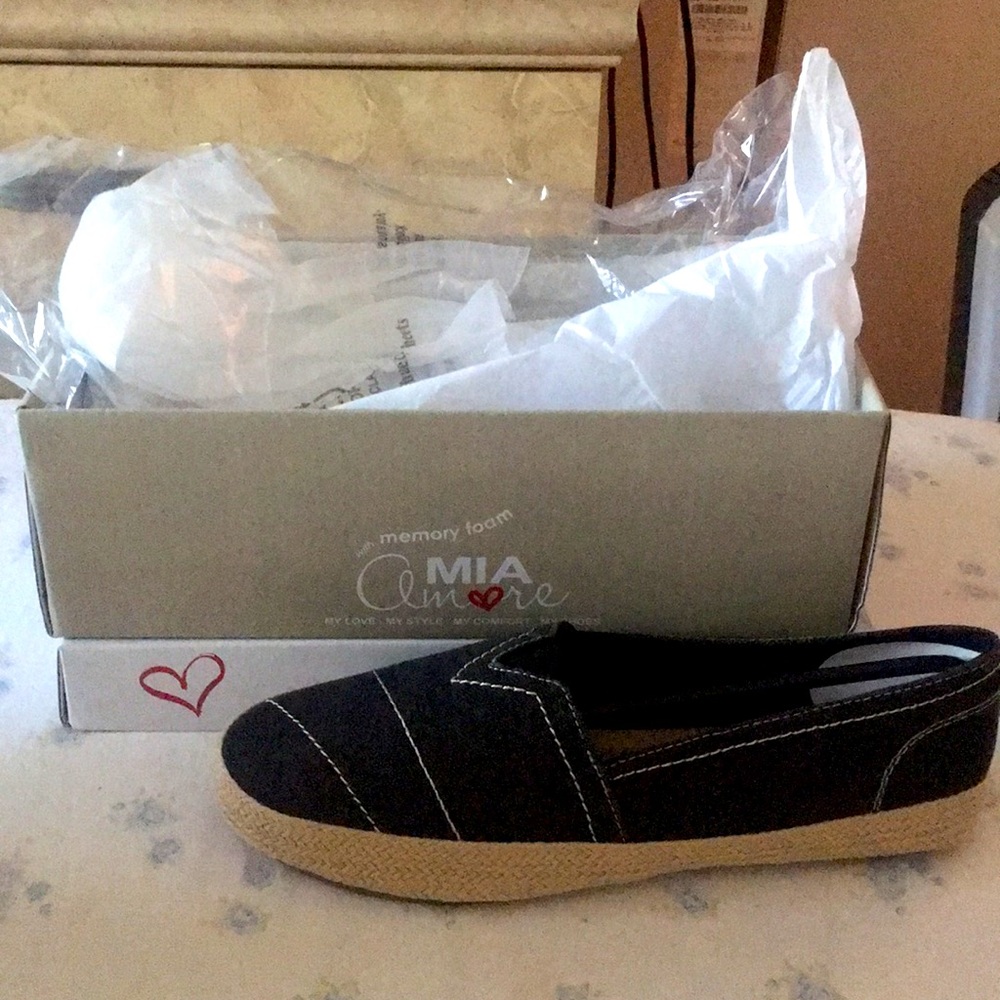Mia Mo♥️re memory foam canvas shoes